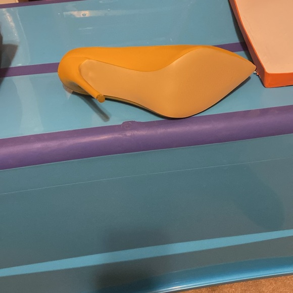 Yellow five in stiletto heel size 10 leather shoe - Picture 4 of 5